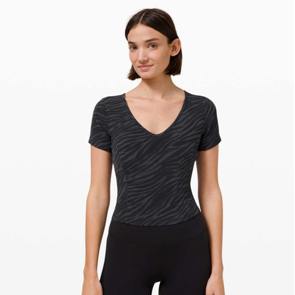 LULULEMON NULU CROPPED SLIM YOGA SHORT SLEEVE LE TIGRE CAMO